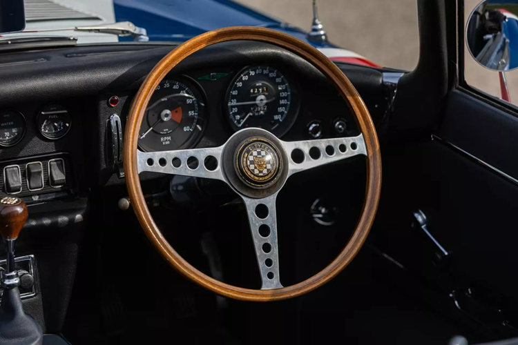 Chiếc xe này nổi bật hơn mọi chiếc E-Type khác nhờ vào biểu tượng Union Jack lớn với khoang nội thất màu xanh lam đậm.