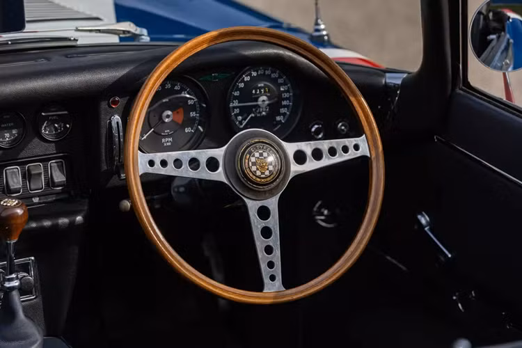 Chiếc xe này nổi bật hơn mọi chiếc E-Type khác nhờ vào biểu tượng Union Jack lớn với khoang nội thất màu xanh lam đậm.