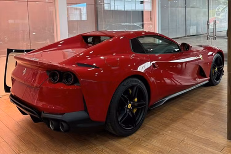 812 GTS là chiếc xe Ferrari V12 mui trần mạnh mẽ nhất có thể được mua một cách dễ dàng ở thời điểm hiện tại. Sử dụng động cơ V12, hút khí tự nhiên, dung tích 6.5 lít nên siêu xe mui trần của Ferrari 812 Superfast sở hữu công suất tối đa 789 mã lực đi cùng mô-men xoắn cực đại 718 Nm.