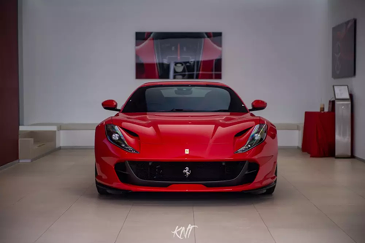 Siêu xe mui trần Ferrari 812 GTS có khả năng tăng tốc từ vị trí đứng yên lên 100 km/h chỉ trong thời gian 2,9 giây, từ 0-200 km/h là trong 8,3 giây, trước khi đạt tốc độ tối đa là 340 km/h. Các thông số này tương đương với phiên bản Ferrari 812 Superfast.