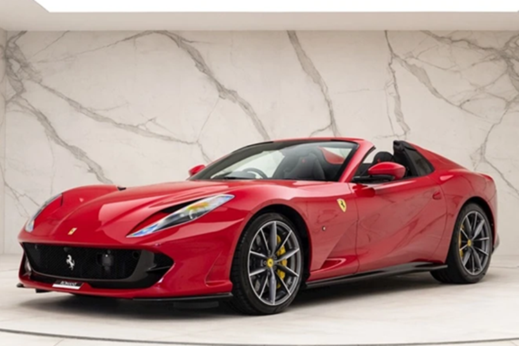 Tại thời điểm ra mắt, siêu xe mui trần Ferrari 812 GTS có giá bán trên 450.000 đô la, tương đương 10,5 tỷ đồng nhưng hiện tại, các xe cũ đã đều tăng giá từ 100.000 đô la đến 250.000 đô la, tùy theo độ mới, xe có option ra sao.