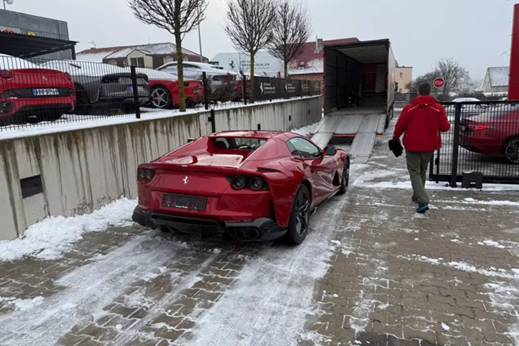 Hình ảnh do một người nhập xe chia sẻ lại cho thấy, chiếc siêu xe Ferrari 812 GTS mui trần đang được vận chuyển lên xe chuyên dụng trong thời tiết băng giá có tuyết để chuẩn bị vận chuyển về Việt Nam. Hiện chưa rõ là khi nào siêu ngựa mới xuất hiện ở nước ta.