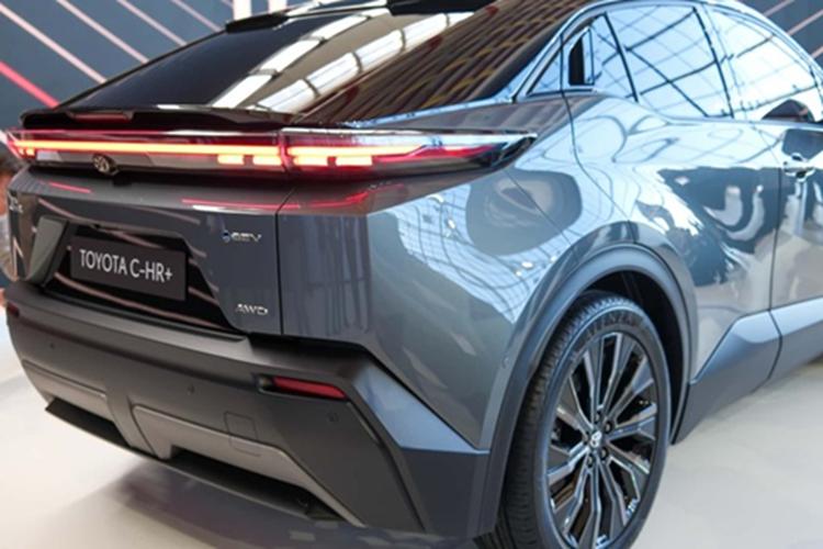 Tiếp theo cũng là bản dẫn động cầu trước, nhưng với động cơ điện mạnh hơn có công suất 221 mã lực, cho thời gian tăng tốc từ 0-100 km/h trong 7,4 giây. Phiên bản này có pin 77 kWh lớn hơn cho phạm vi hoạt động lớn nhất trong số các phiên bản với 600 km. 