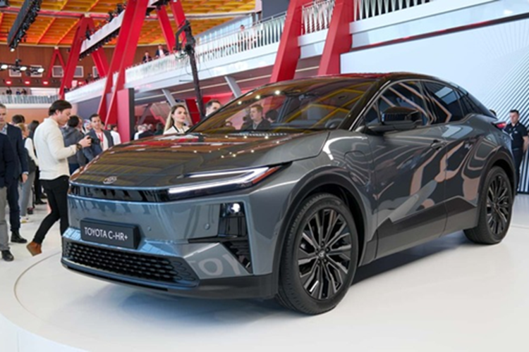 Về mặt thiết kế, C-HR+ có thiết kế đặc trưng của các mẫu Toyota mới nhất với đèn chạy ban ngày hình chữ C nằm phía trên đèn pha chính. Ngoài ra còn có một khe hút gió rộng thấp hơn ở phần cản dưới.