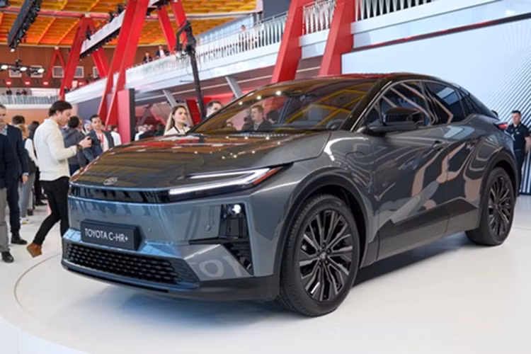 Về mặt thiết kế, C-HR+ có thiết kế đặc trưng của các mẫu Toyota mới nhất với đèn chạy ban ngày hình chữ C nằm phía trên đèn pha chính. Ngoài ra còn có một khe hút gió rộng thấp hơn ở phần cản dưới.