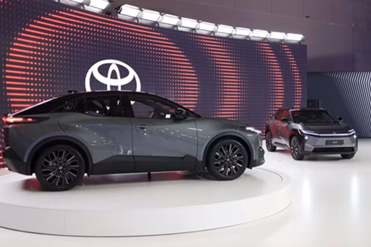 Tiến xuống bên hông, chúng ta thấy một đường viền hông xe nhô lên gần trụ C, nơi bạn sẽ tìm thấy tay nắm cửa sau tích hợp. Trụ C dốc và đường viền hông xe kết thúc ở đèn hậu toàn chiều rộng đuôi xe.