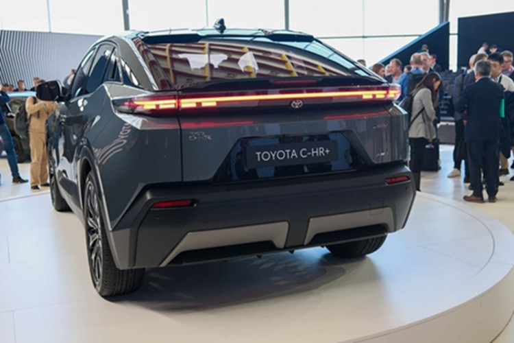 Tùy chọn thứ ba đi kèm với động cơ điện kép cho hệ dẫn động bốn bánh AWD và công suất 338 mã lực. Biến thể AWD cũng có pin 77 kWh và cho thời gian tăng tốc từ 0-100 km/h trong 5,2 giây, với phạm vi hoạt động là 525 km. Hiện Toyota chưa công bố giá xe Toyota C-HR+ 2025. 