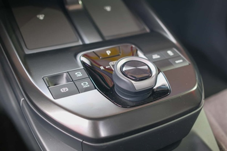 Toyota cung cấp tiện ích trên C-HR+ với không gian cốp xe 416 lít, cửa sổ trời toàn cảnh, cổng USB ở khoang sau và điều khiển điều hòa không khí. Tất cả các biến thể của C-HR+ sẽ được trang bị các tính năng của Toyota T-Mate, bao gồm bộ hệ thống an toàn chủ động Toyota Safety Sense và hệ thống hỗ trợ người lái.