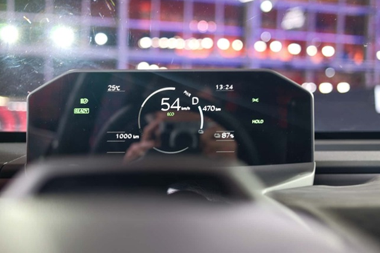 Các chức năng được cung cấp theo tiêu chuẩn là màn hình quan sát điểm mù, camera 360, đèn pha thích ứng và phanh hỗ trợ đỗ xe,... Toyota cung cấp 3 hệ truyền động, với tùy chọn cơ bản đi kèm với pin 57,7 kWh có thể chạy được 455 km theo tiêu chuẩn WLTP. Pin này cung cấp năng lượng cho động cơ điện phía trước được đánh giá ở mức 165, cho phép tăng tốc từ 0-100 km/h trong 8,6 giây.