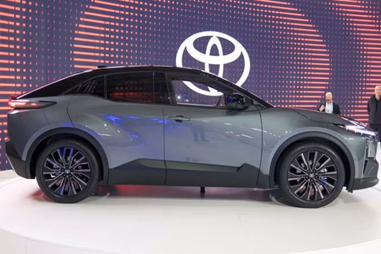 Giống như phía trước, cản sau có hình chữ nhật và đi kèm với một cánh gió trên nóc xe hai mảnh tinh tế và một bộ khuếch tán ít tinh tế hơn. Bên trong, các chi tiết giống như mẫu bZ4X được áp dụng cho C-HR. Chúng bao gồm màn hình cảm ứng trung tâm lớn 14 inch và cụm đồng hồ kỹ thuật số được gắn cao trên bảng điều khiển.