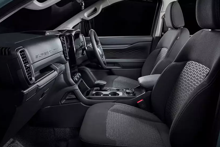 Mặc dù thông số vận hành chính thức chưa được công bố, nhưng chắc chắn sẽ cao hơn mức 250 mã lực và 600 Nm hiện tại. Ngoài ra, xe còn có 6 chế độ lái, bao gồm Normal, Eco, Tow/Haul, Mud/Ruts, Sand, và Rock Crawl.