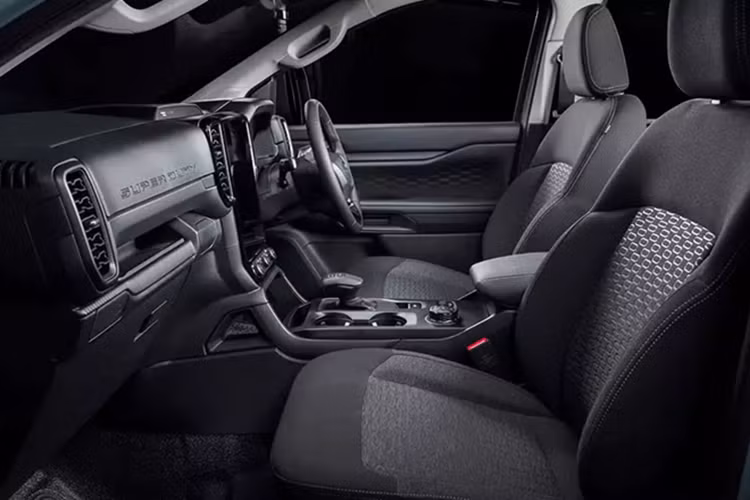 Mặc dù thông số vận hành chính thức chưa được công bố, nhưng chắc chắn sẽ cao hơn mức 250 mã lực và 600 Nm hiện tại. Ngoài ra, xe còn có 6 chế độ lái, bao gồm Normal, Eco, Tow/Haul, Mud/Ruts, Sand, và Rock Crawl.