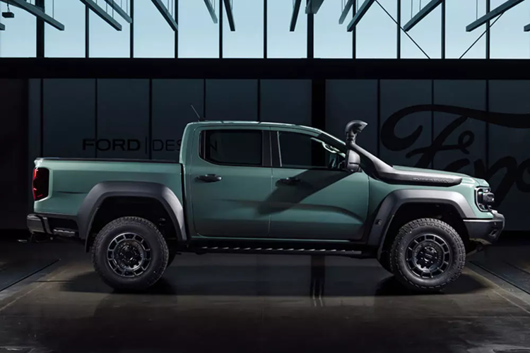 Động cơ, khóa vi sai trước, hộp số phụ và hộp số chính cũng được bảo vệ bởi các tấm thép chống va đập. Đúng như cái tên Super Duty, khả năng tải và kéo của phiên bản này vô cùng ấn tượng. Theo đó, xe sở hữu tổng khối lượng 4.500 kg, sức kéo 4.500 kg và tổng khối lượng kết hợp với rơ-moóc là 8.000 kg.