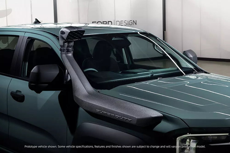 Mẫu xe bán tải Ford Ranger Super Duty sở hữu thiết kế mặt ca-lăng riêng, không giống các phiên bản còn lại của dòng xe bán tải này. Bên cạnh đó là cản trước lớn, nắp ca-pô dập nổi với dòng chữ “Super Duty”, ốp cua lốp mở rộng, ống thở ở cột A và mâm hợp kim 18 inch đi kèm lốp địa hình General Grabber.