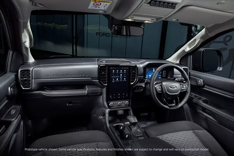 Đặc điểm nhận dạng của phiên bản này nằm ở dòng chữ “Super Duty” dập nổi trên mặt táp-lô, đối diện ghế hành khách phía trước. Không chỉ có ngoại hình bắt mắt, Ford Ranger Super Duty còn gây chú ý bằng hiệu suất vận hành. Xe được trang bị động cơ diesel V6 Power Stroke, dung tích 3.0L dùng chung với phiên bản Wildtrak.