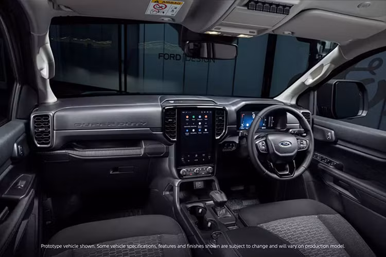 Đặc điểm nhận dạng của phiên bản này nằm ở dòng chữ “Super Duty” dập nổi trên mặt táp-lô, đối diện ghế hành khách phía trước. Không chỉ có ngoại hình bắt mắt, Ford Ranger Super Duty còn gây chú ý bằng hiệu suất vận hành. Xe được trang bị động cơ diesel V6 Power Stroke, dung tích 3.0L dùng chung với phiên bản Wildtrak.