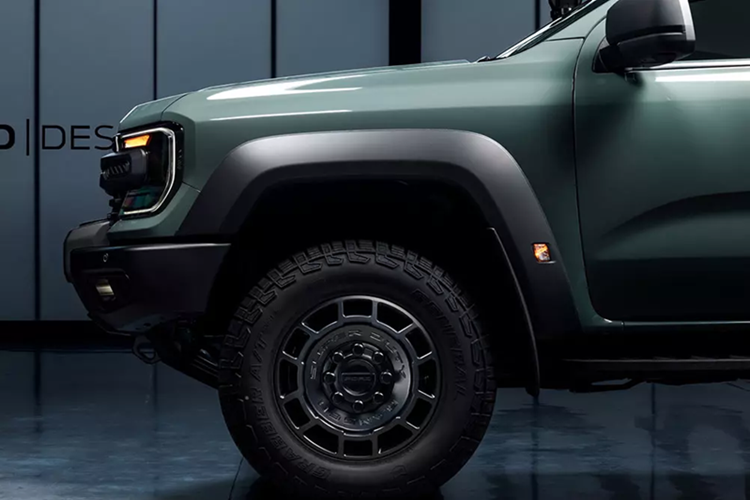 Bên trong xe, Super Duty sở hữu không gian nội thất khá giống các phiên bản còn lại của dòng Ford Ranger. Xe sở hữu vật liệu nhựa bền thay vì những bề mặt mềm mại, ghế bọc nỉ, bảng đồng hồ kỹ thuật số 8 inch và màn hình thông tin giải trí 12 inch đặt dọc.