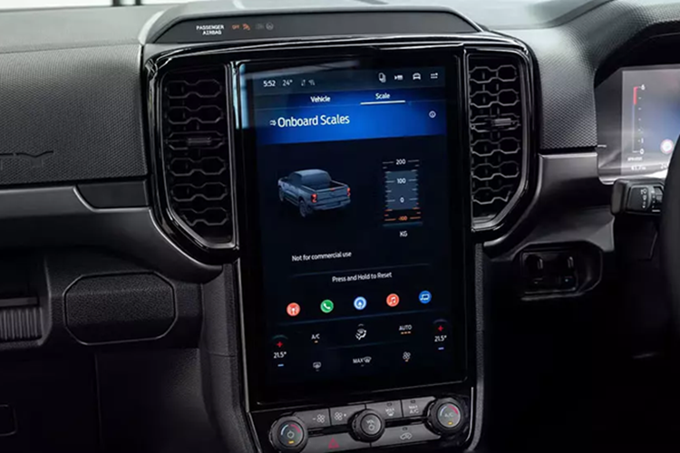 Hệ dẫn động 4 bánh tiên tiến của Ford với chế độ 4A (4WD tự động) cũng được trang bị tiêu chuẩn cho xe. Để phục vụ những chuyến đi dài, dung tích bình nhiên liệu của Ford Ranger Super Duty đã được tăng từ 80 lít lên 130 lít, đi kèm lớp thép bảo vệ dày.