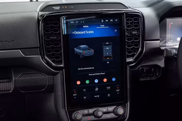 Hệ dẫn động 4 bánh tiên tiến của Ford với chế độ 4A (4WD tự động) cũng được trang bị tiêu chuẩn cho xe. Để phục vụ những chuyến đi dài, dung tích bình nhiên liệu của Ford Ranger Super Duty đã được tăng từ 80 lít lên 130 lít, đi kèm lớp thép bảo vệ dày.