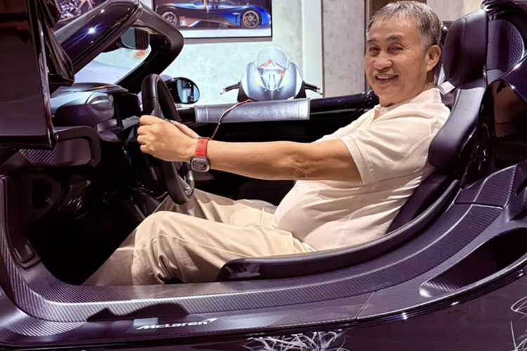 Ngay khi chiếc siêu xe McLaren Elva độc nhất Việt Nam về nhà, Minh Nhựa đã có một vị khách đặc biệt sang xem xe, đó là bố anh - ông Phạm Văn Mười, đại gia kinh doanh ngành nhựa lâu năm ở Tp.HCM.