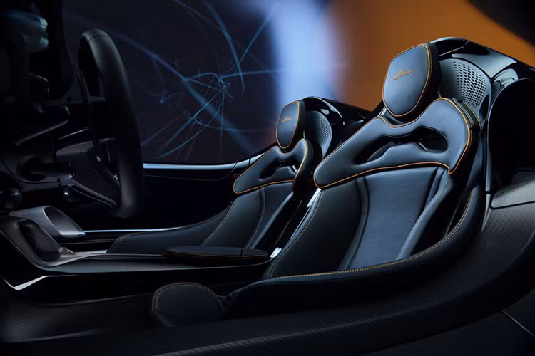 Ngoài thiết kế ấn tượng nhất trong các dòng xe McLaren được sản xuất khi không sở hữu mui xe, cửa sổ, siêu phẩm Elva vẫn được trang bị khối động cơ V8, tăng áp kép, dung tích 4.0 lít tương tự như các siêu xe McLaren 720S , McLaren 720S Spider và cả siêu phẩm hypercar McLaren Senna của Hoàng Kim Khánh.