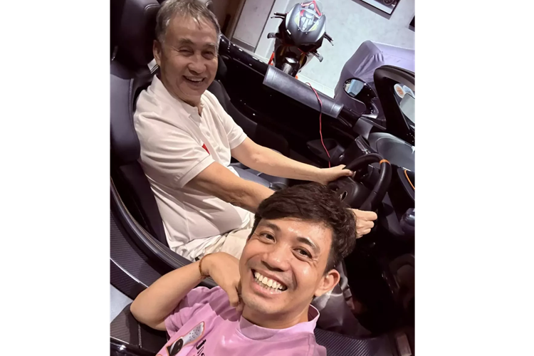 Theo chia sẻ của Minh Nhựa, bố anh nói rằng mua xe gì mấy năm mới ra được biển số, nhưng khi vào ngồi thử đã nhanh chóng cảm nhận thấy rõ sự khác biệt so với nhiều chiếc xe trước mà con trai từng sở hữu.