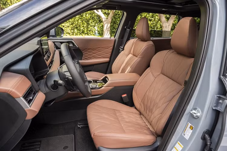 Mâm hợp kim 6 chấu 20 inch mới, màu sơn xám Moonstone Grey và đèn hậu LED là những thay đổi còn lại bên ngoài Mitsubishi Outlander 2025. Bên trong cabin, Mitsubishi Outlander 2025 được trang bị màn hình trung tâm 12,3 inch thay thế cho màn hình 9 inch cũ.