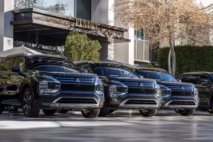 Cung cấp sức mạnh cho Mitsubishi Outlander 2025 là động cơ 4 xi-lanh 2.5L, sản sinh công suất 181 mã lực và mô-men xoắn 245 Nm. Động cơ này kết hợp với hộp số biến thiên vô cấp CVT và hệ dẫn động bốn bánh toàn thời gian AWD (tùy chọn, có giá 1.800 USD trên hầu hết các phiên bản).