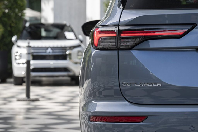 Da bọc bán aniline, đồ họa mới cho bảng đồng hồ kỹ thuật số, camera bên trong cabin phục vụ hệ thống cảnh báo người dùng mệt mỏi là một số thay đổi khác.