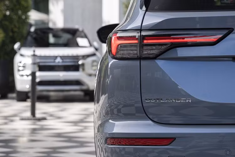 Da bọc bán aniline, đồ họa mới cho bảng đồng hồ kỹ thuật số, camera bên trong cabin phục vụ hệ thống cảnh báo người dùng mệt mỏi là một số thay đổi khác.