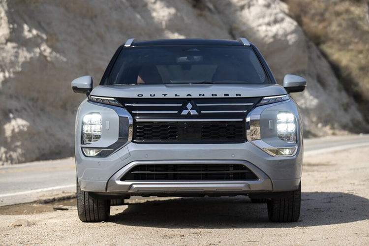 Đến nay, mức giá xe Mitsubishi Outlander 2025 đã được công bố chính thức tại thị trường Mỹ, xe có giá khởi điểm từ 29.645 USD (khoảng 755 triệu đồng), chưa bao gồm phí vận chuyển 1.495 USD (38 triệu đồng).