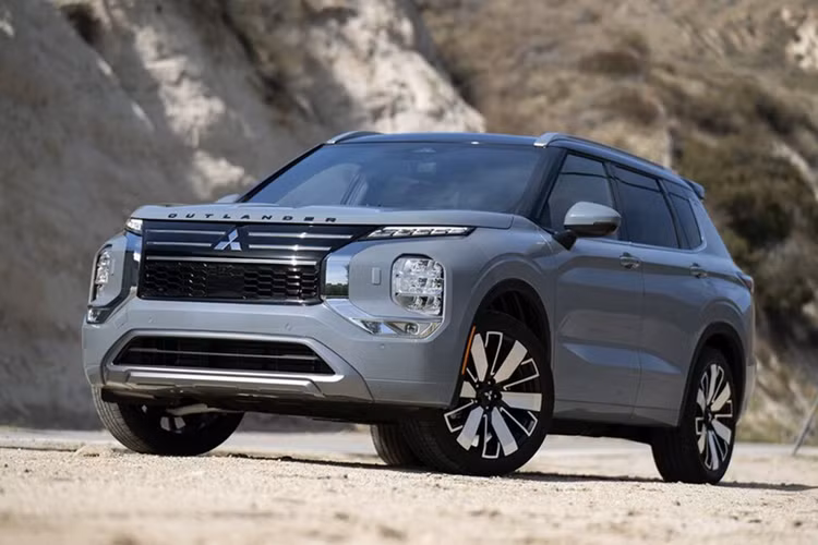  Mitsubishi Outlander 2025 mới được giới thiệu lần đầu tiên vào tháng 10 năm ngoái tại châu Âu, tuy nhiên vào thời điểm đó giá bán của xe chưa được công bố chính thức.