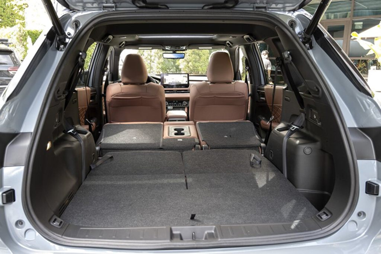 Phần mềm mới được tích hợp vào trang bị này mang lại tốc độ xử lý nhanh hơn. Android Auto nay hỗ trợ kết nối không dây thay vì yêu cầu dây nối như trước, Apple CarPlay trong khi đó đã hỗ trợ không dây sẵn và tích hợp định vị GPS.