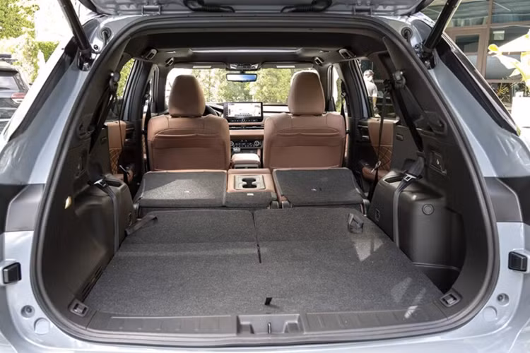 Phần mềm mới được tích hợp vào trang bị này mang lại tốc độ xử lý nhanh hơn. Android Auto nay hỗ trợ kết nối không dây thay vì yêu cầu dây nối như trước, Apple CarPlay trong khi đó đã hỗ trợ không dây sẵn và tích hợp định vị GPS.