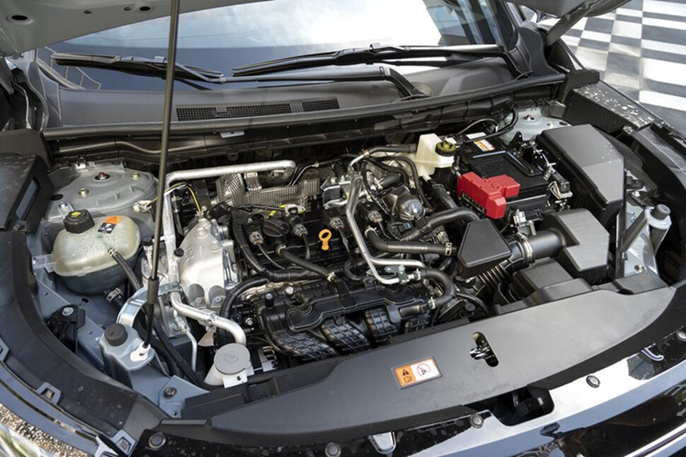 Trên phiên bản cao cấp, Mitsubishi Outlander 2025 được trang bị 12 loa Yamaha thay dàn loa Bose hiện tại. Ghế trước thông gió và gương chiếu hậu kỹ thuật số lần đầu xuất hiện trên dòng SUV Nhật.