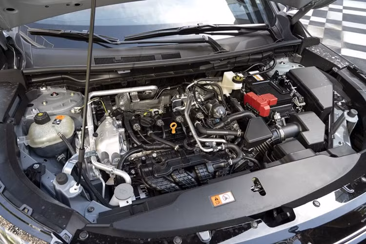 Trên phiên bản cao cấp, Mitsubishi Outlander 2025 được trang bị 12 loa Yamaha thay dàn loa Bose hiện tại. Ghế trước thông gió và gương chiếu hậu kỹ thuật số lần đầu xuất hiện trên dòng SUV Nhật.