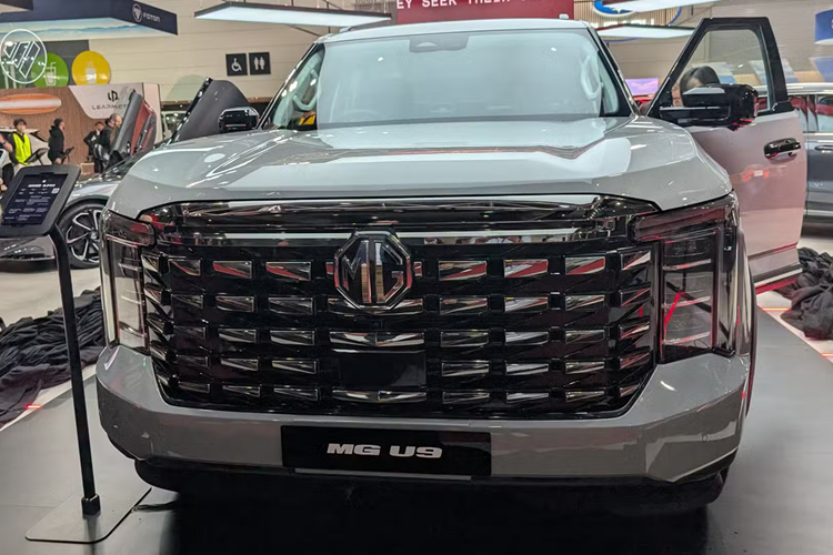 Mẫu xe bán tải MG U9 sở hữu phong cách thiết kế đầy nam tính với những đường nét vuông vắn, góc cạnh rõ rệt. Từ cụm đèn pha đa tầng đến lưới tản nhiệt cỡ lớn, gương chiếu hậu hay hốc bánh xe, tất cả đều được tạo hình bằng các đường thẳng dứt khoát, mang lại cảm giác mạnh mẽ và cứng cáp.