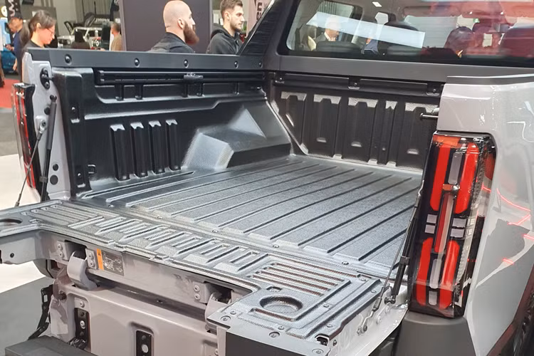 MG cũng xác nhận sẽ tung ra phiên bản hybrid plug-in (PHEV) trong năm 2026, hứa hẹn mở rộng lựa chọn cho người dùng theo xu hướng xe xanh.