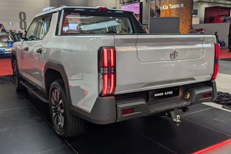 Tại thị trường Úc, mức giá xe MG U9 2026 dự kiến khởi điểm khoảng 40.000 AUD (tương đương hơn 630 triệu VNĐ). Ngoài ra, xe còn được hưởng chính sách bảo hành 10 năm hoặc 250.000 km.