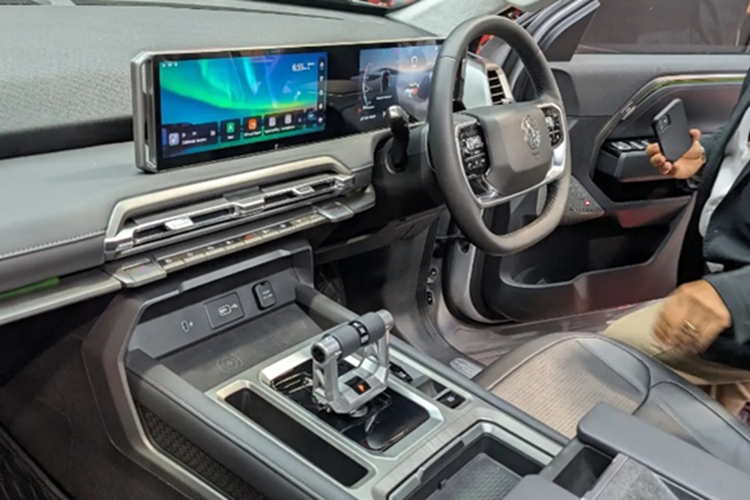 Phần đầu xe gây ấn tượng với cụm đèn ban ngày hình chữ T lệch cùng lưới tản nhiệt cỡ lớn. Thiết kế tổng thể của U9 có nhiều điểm tương đồng với mẫu Maxus/LDV Terron 9, một sản phẩm khác từ tập đoàn mẹ của MG.