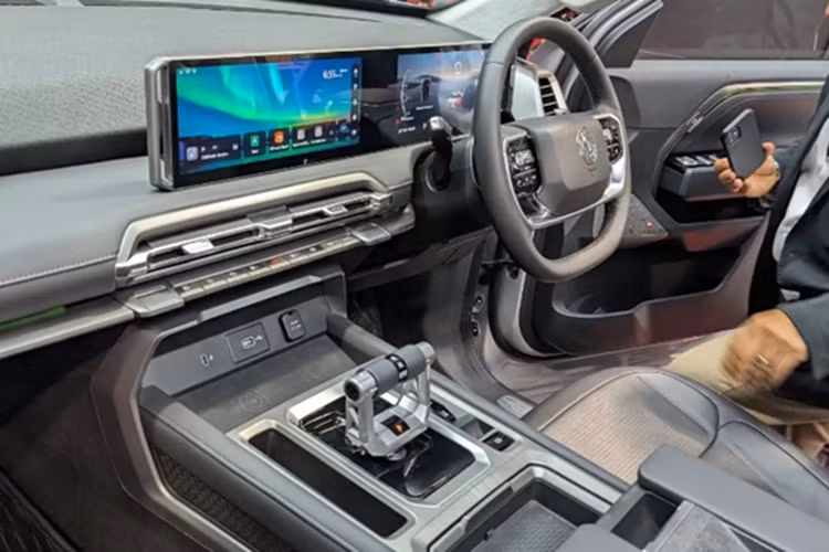 Phần đầu xe gây ấn tượng với cụm đèn ban ngày hình chữ T lệch cùng lưới tản nhiệt cỡ lớn. Thiết kế tổng thể của U9 có nhiều điểm tương đồng với mẫu Maxus/LDV Terron 9, một sản phẩm khác từ tập đoàn mẹ của MG.