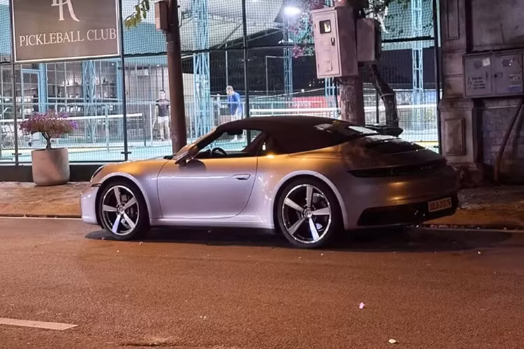 Pickleball là bộ môn thể thao khá hot tại Việt Nam trong năm 2024, trong số này có không ít nhân vật nổi tiếng hưởng ứng, 1 trong số đó có nhà thiết kế Thái Công. Mới đây, anh vừa bị bắt gặt đến 1 sân Pickleball bằng chiếc xe thể thao Porsche 911 Carrera S Cabriolet mui trần.