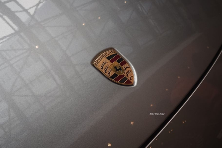 Chiếc xe thể thao Porsche 911 Carrera Cabriolet thế hệ mới được trang bị động cơ 6 xi-lanh, dung tích 3.0 lít, tăng áp kép nhưng lại sản sinh công suất tối đa 380 mã lực và mô-men xoắn cực đại lên đến 450 Nm tại 2300-5000 vòng/phút.