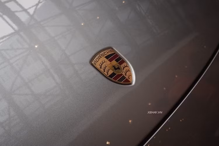 Chiếc xe thể thao Porsche 911 Carrera Cabriolet thế hệ mới được trang bị động cơ 6 xi-lanh, dung tích 3.0 lít, tăng áp kép nhưng lại sản sinh công suất tối đa 380 mã lực và mô-men xoắn cực đại lên đến 450 Nm tại 2300-5000 vòng/phút.