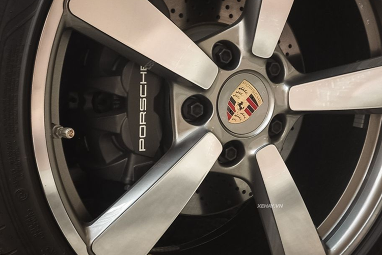 Toàn bộ sức mạnh của xe Porsche 911 Carrera Cabriolet sẽ được truyền đến hệ dẫn động cầu sau thông qua hộp số tự động ly hợp kép 8 cấp PDK.