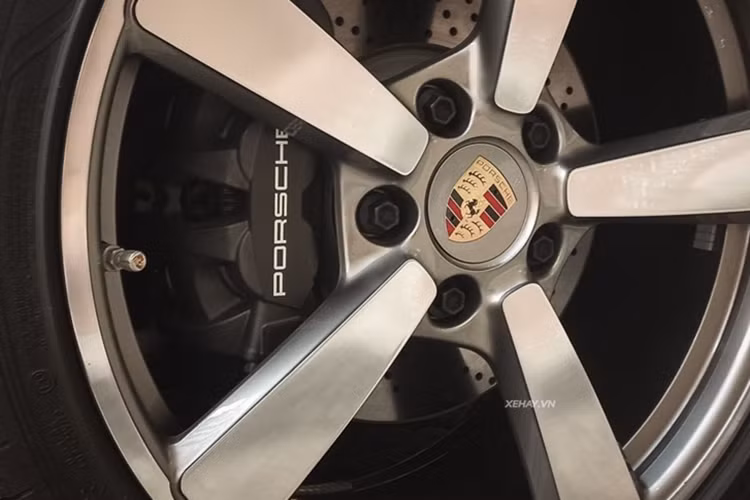 Toàn bộ sức mạnh của xe Porsche 911 Carrera Cabriolet sẽ được truyền đến hệ dẫn động cầu sau thông qua hộp số tự động ly hợp kép 8 cấp PDK.