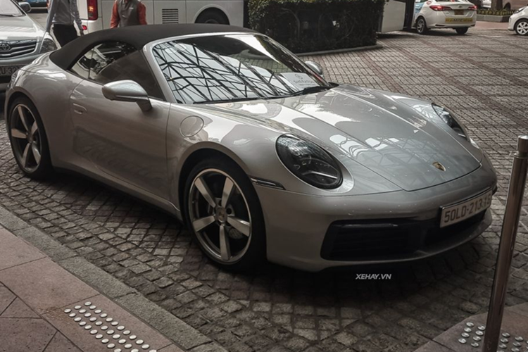 Nhờ đó, chiếc xe thể thao mui trần này chỉ cần vỏn vẹn thời gian 4,4 giây để tăng tốc từ vị trí xuất phát lên 100 km/h, và nếu xe có thêm tùy chọn gói Sport Chrono chỉ cần 4,2 giây, trước khi đạt tốc độ tối đa 291 km/h.