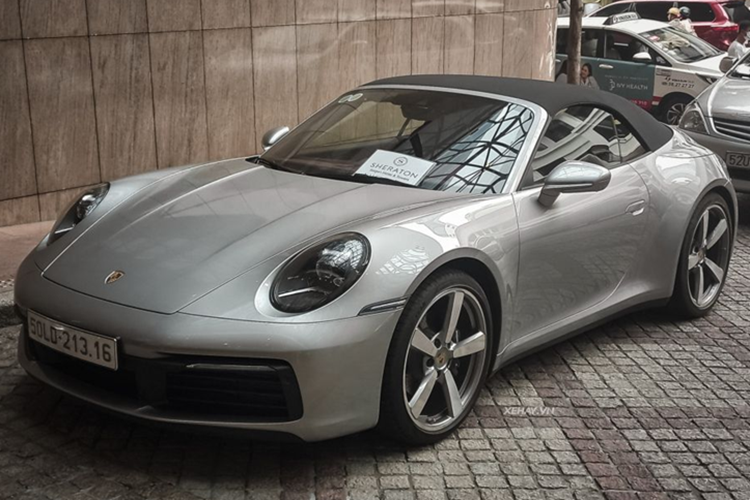 Sở hữu xe thể thao Porsche 911 Carrera Cabriolet, nhà thiết kế Thái Công chỉ cần nhấn nút là phần mui xếp mềm của xe dễ dàng xếp gọn gàng phía sau. Thời gian đóng mở mui xe Porsche 911 Carrera Cabriolet có thể dao động từ 12 đến 14 giây.