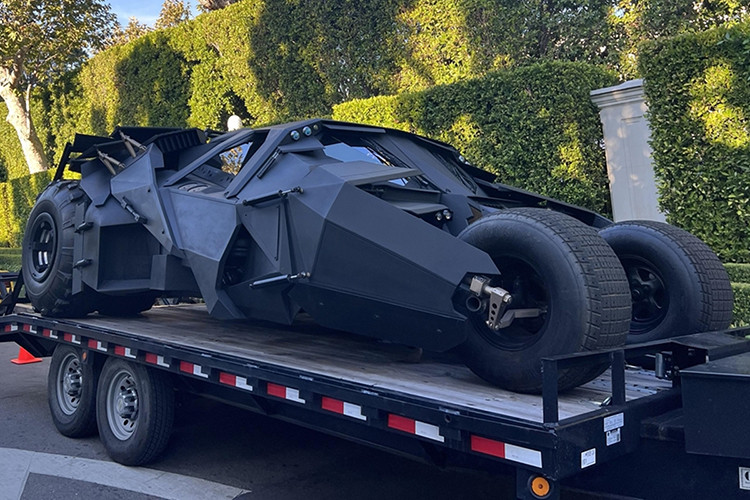 Nội thất của Batmobile Tumbler chưa được tiết lộ. Tuy nhiên, Wayne Enterprises Experience đã hé lộ cho biết khách hàng có thể cá nhân hóa mẫu xe này theo ý thích.