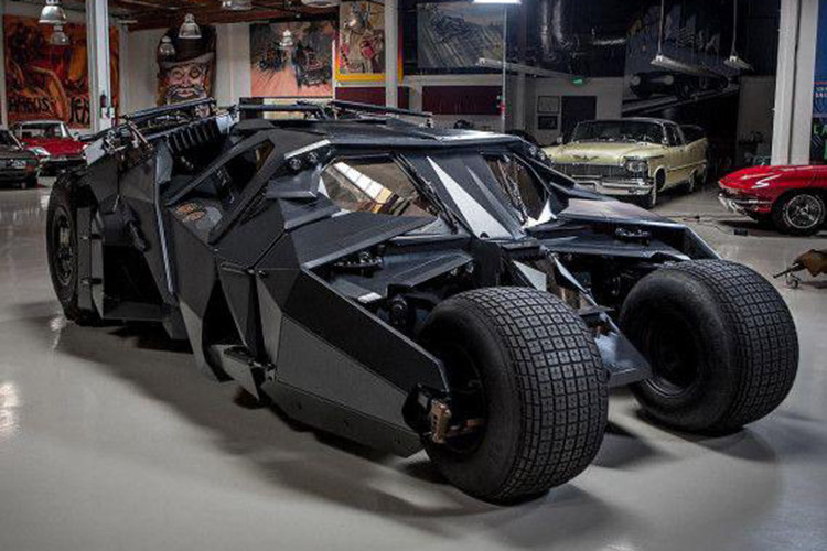 Từng chiếc siêu xe Batmobile Tumbler đều được phát triển trên khung gầm hình ống làm từ thép hàng không, thân xe tạo nên từ sự kết hợp giữa Kevlar, sợi carbon, sợi thủy tinh và kim loại. 